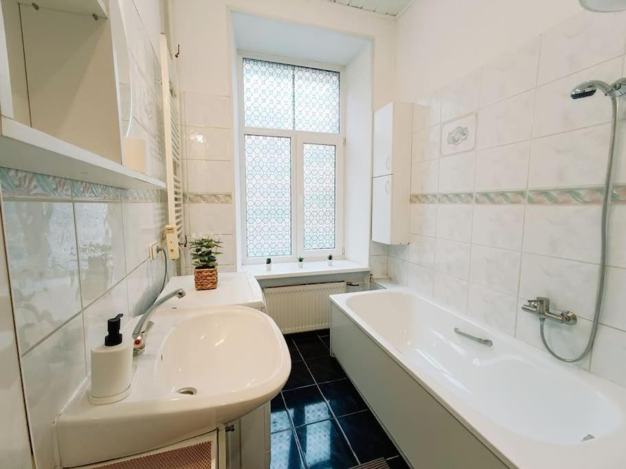Unique Spacious Classic 3 Bedroom Midtown Apartment ! Billiard Room ! Riga Eksteriør bilde