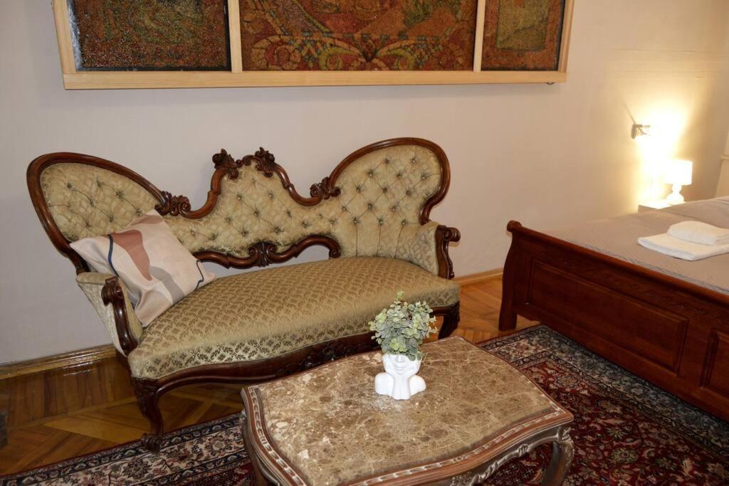 Unique Spacious Classic 3 Bedroom Midtown Apartment ! Billiard Room ! Riga Eksteriør bilde