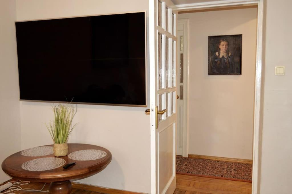 Unique Spacious Classic 3 Bedroom Midtown Apartment ! Billiard Room ! Riga Eksteriør bilde