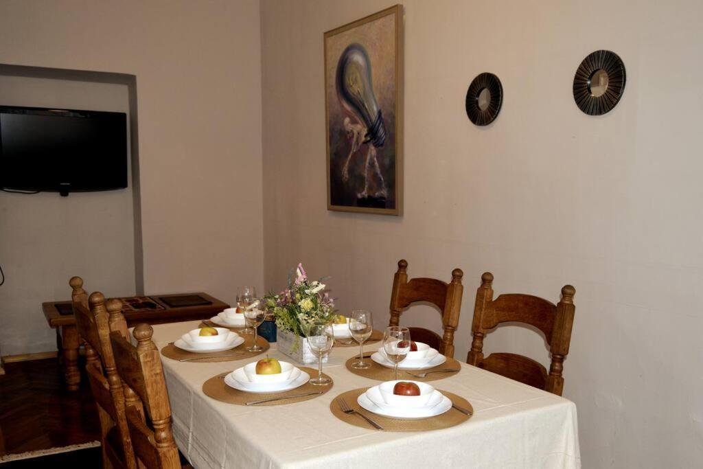 Unique Spacious Classic 3 Bedroom Midtown Apartment ! Billiard Room ! Riga Eksteriør bilde